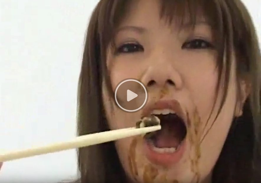 うんこ天ぷらを揚げて食べる女性