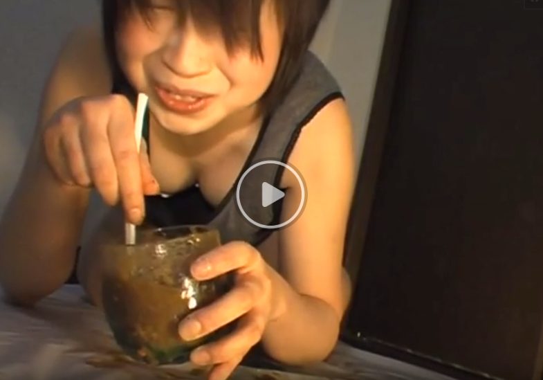 自分の下痢便を飲む女