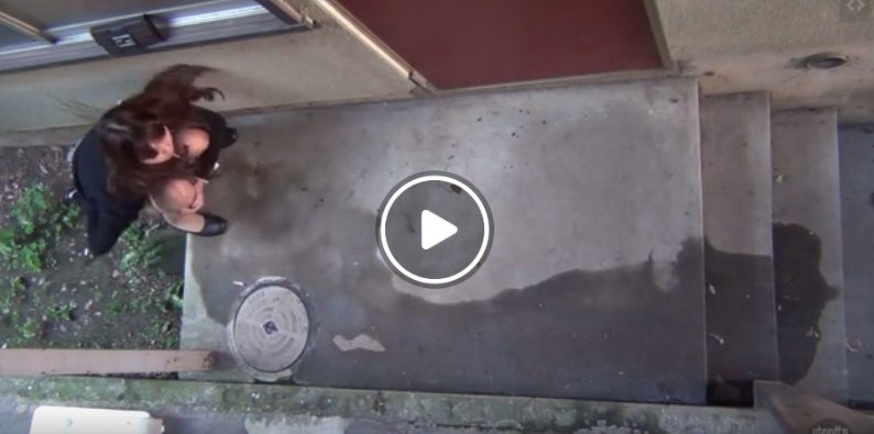 防犯カメラに女性がうんこする姿が映り込んで