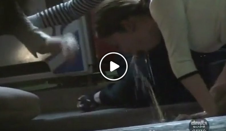 ３人組ギャルが路上でＷゲロ