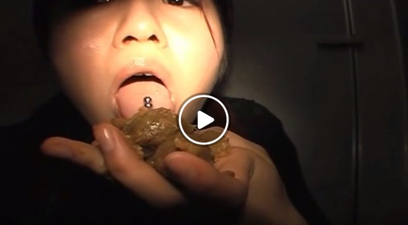 自分のうんこを嗅ぎ舐める舌ピアス女