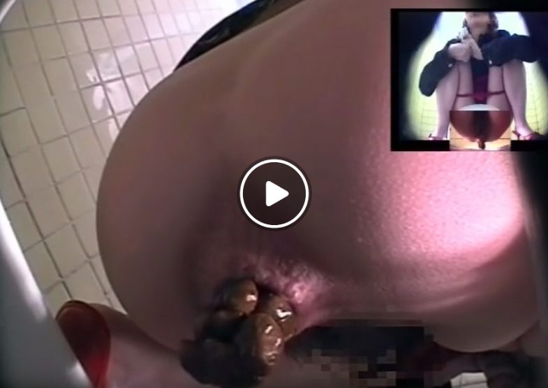 大豆のようなうんこを排泄する女性