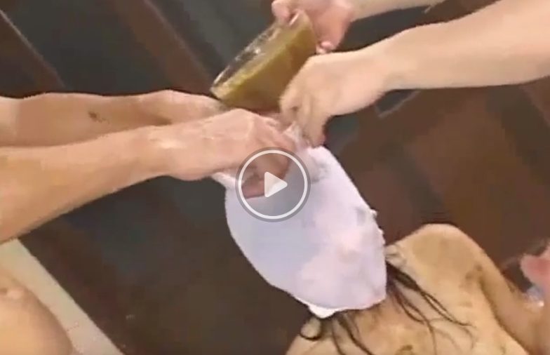 自分のうんこに顔面を浸ける女子