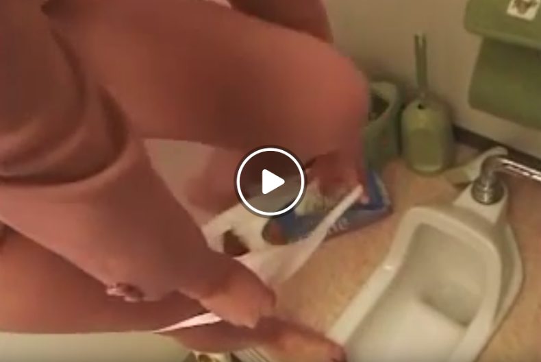 OLがパンティにウンチお漏らし