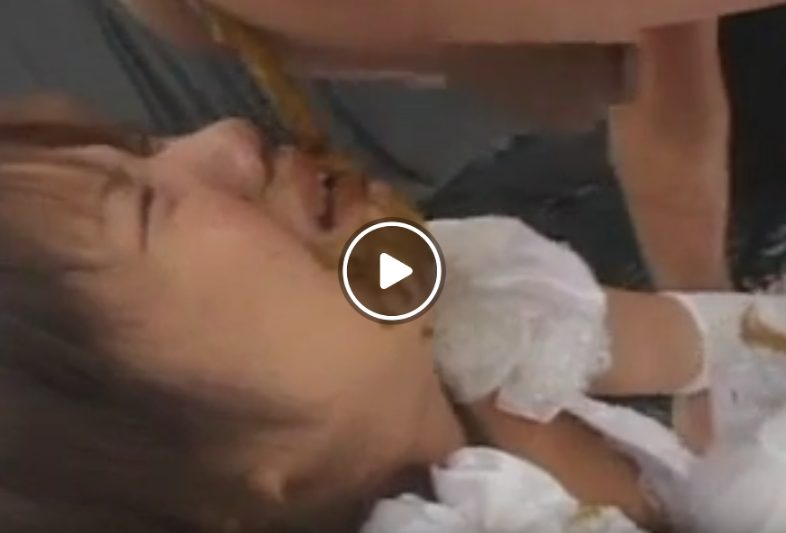 野郎のうんこを食う女性