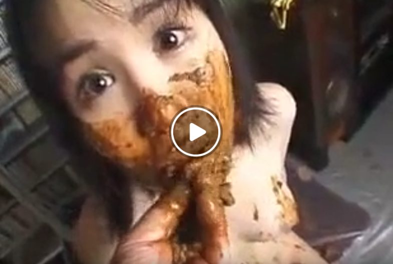 うんこを食らう女子