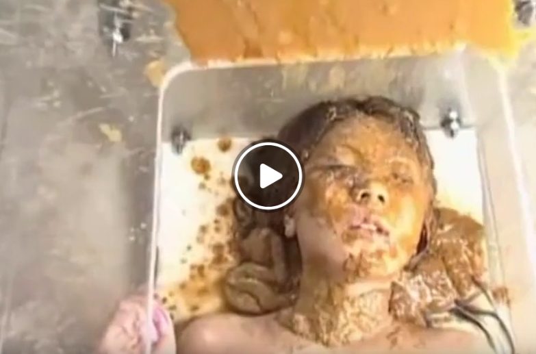 人間便器の女性が顔面うんこだらけ