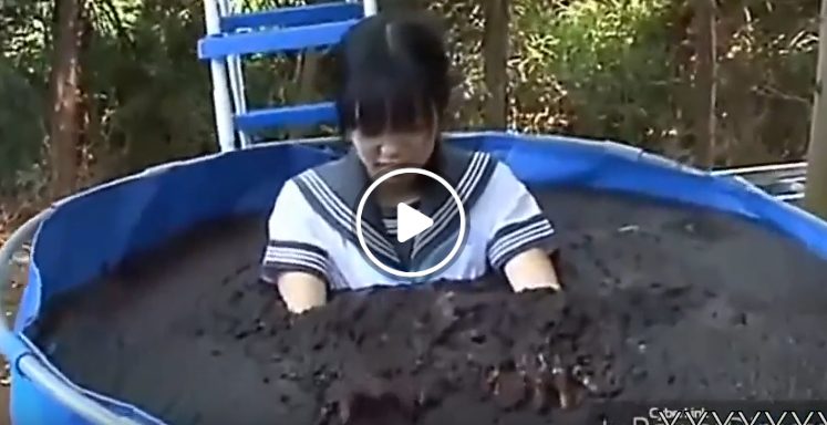 JKが肥溜めで遊ぶ
