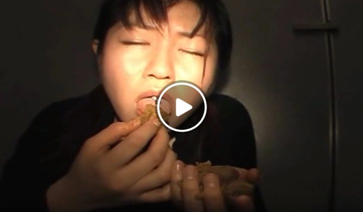 OLが女子トイレで食糞オナニー