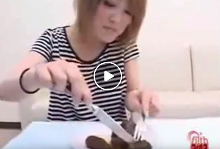 うんこをナイフカットする女性