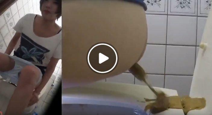 トイレ内でうんこを漏らす女性