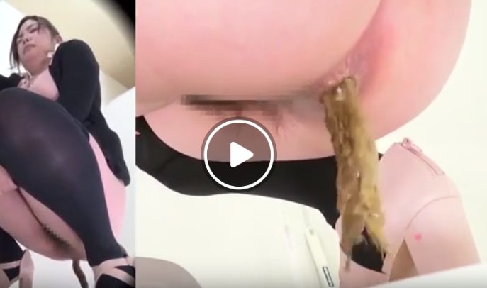 看護師がトイレで排便