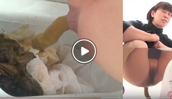 重ね脱糞する女と女子トイレ盗撮